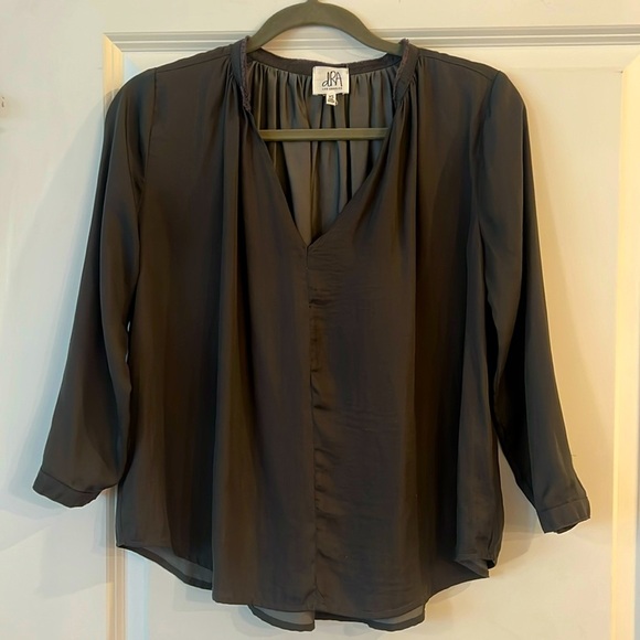 dRA Tops - dRA Los Angeles NWT v neck hilo blouse Size - XSmall